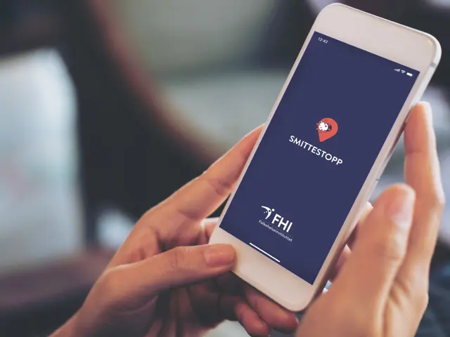 Nærbilde av en mobil med smittestop appen