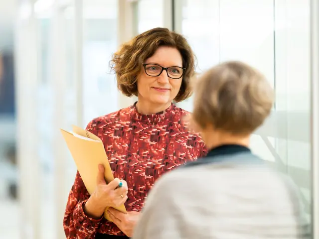 Bilde av Monica som snakker til en annen person