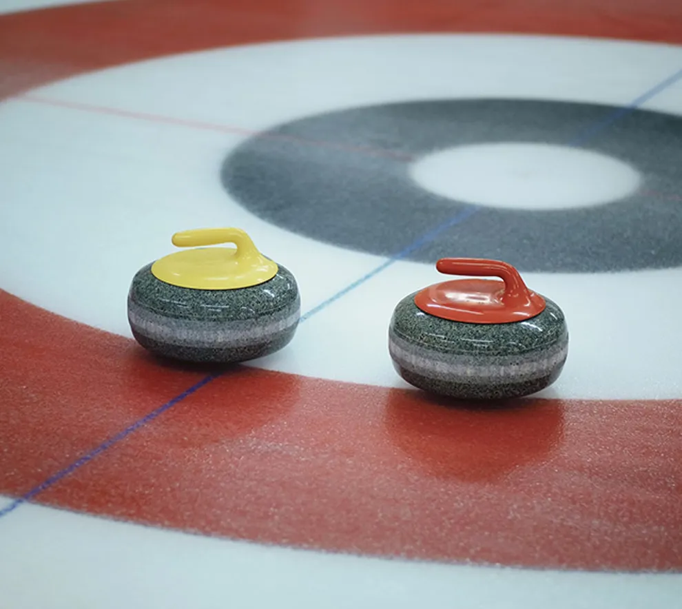 To curlingkuler på isen 