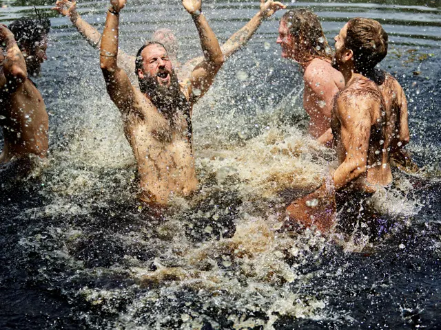 Menn som leker i vannet