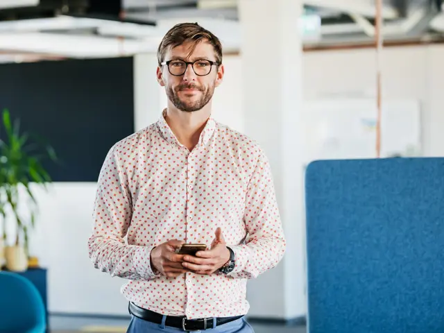 Person i kontorlandskap