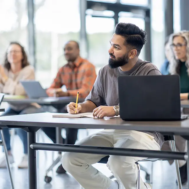 Voksne mennesker som studerer