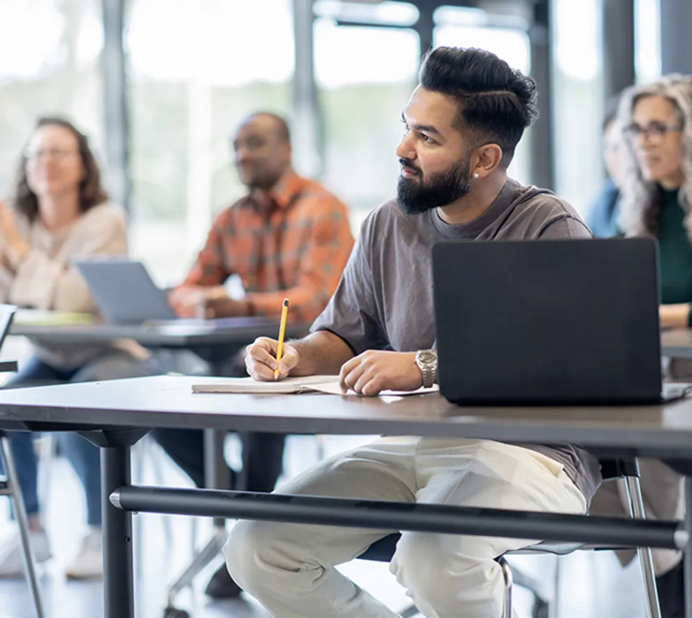 Voksne mennesker som studerer