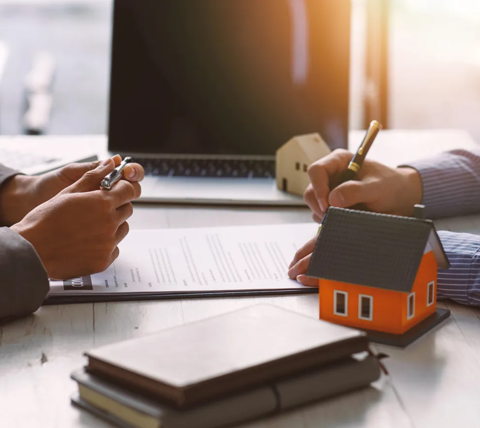 To hender som holder i en penn. Kontrakt og hus, eiendom.