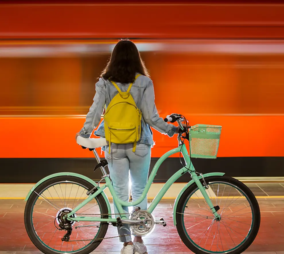 Person med sykkel som ser på et forbigående tog