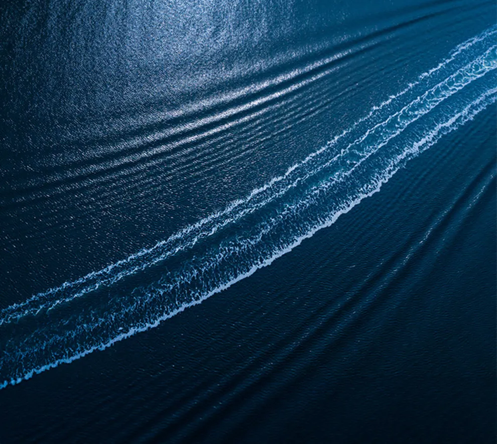 Hav, med bølger hvor en båt nylig har kjørt