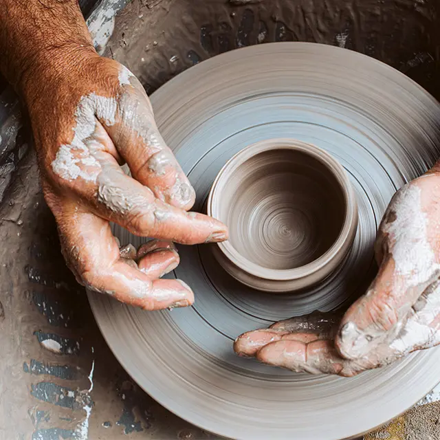 Person som lager keramikk