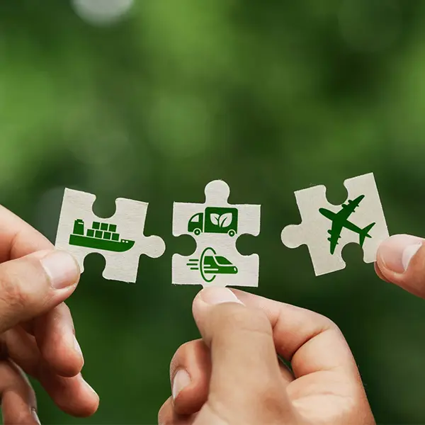 Tre puslebrikker med grønn bakgrunn