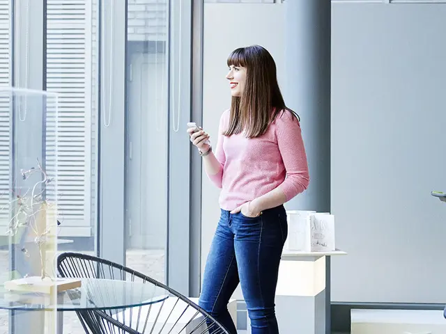 Illustrasjonsbilde av en kvinne i et modern kontor