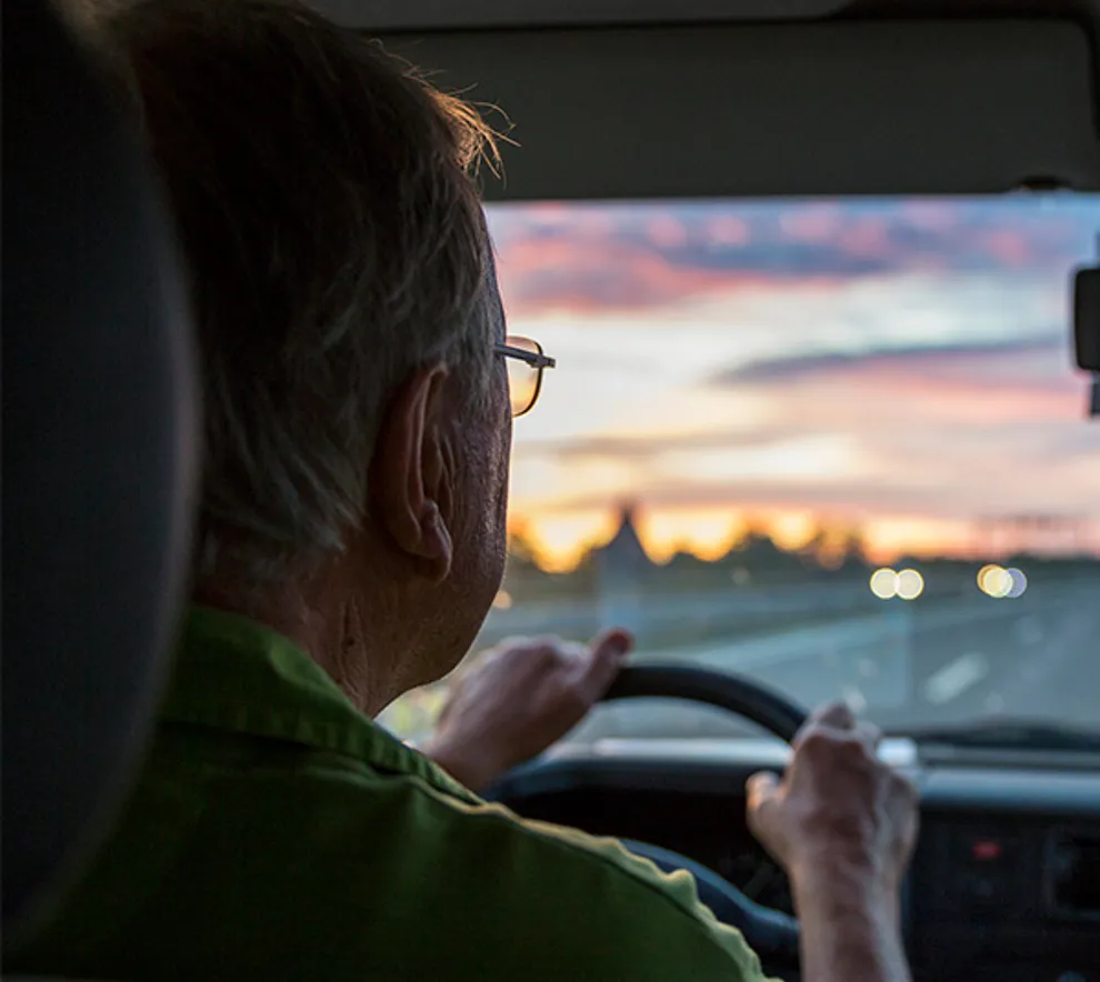 Eldre mann som kjører bil