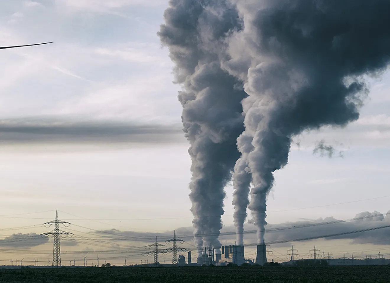 Strømledninger, vindmølle og utslipp