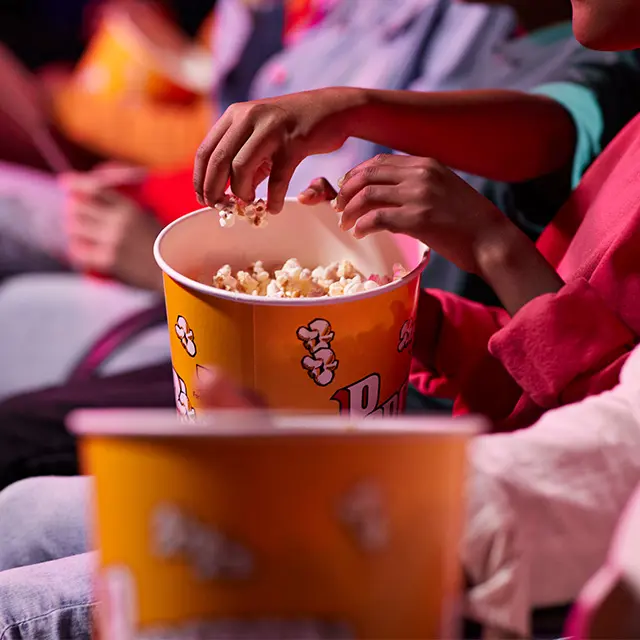 Personer som spiser popcorn