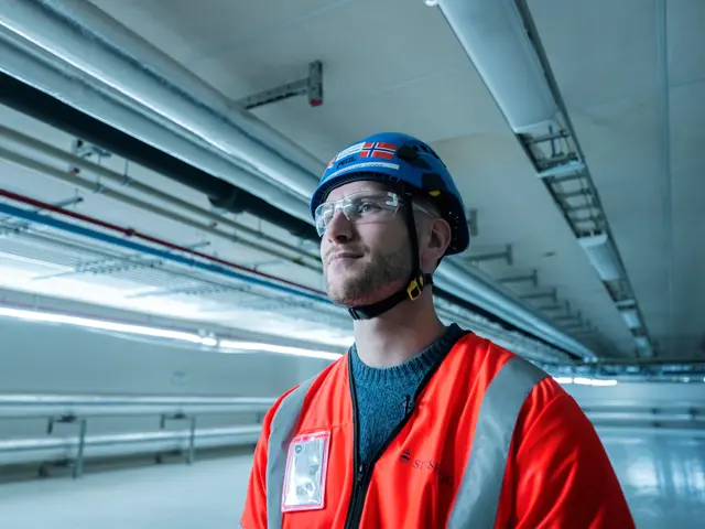 Mann med hjelp i teknisk rom