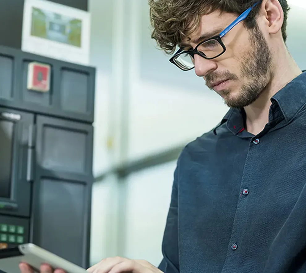 Mann som jobber på pc