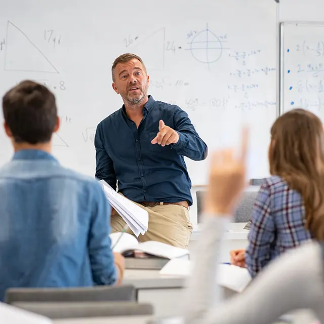 Foreleser som underviser studenter 