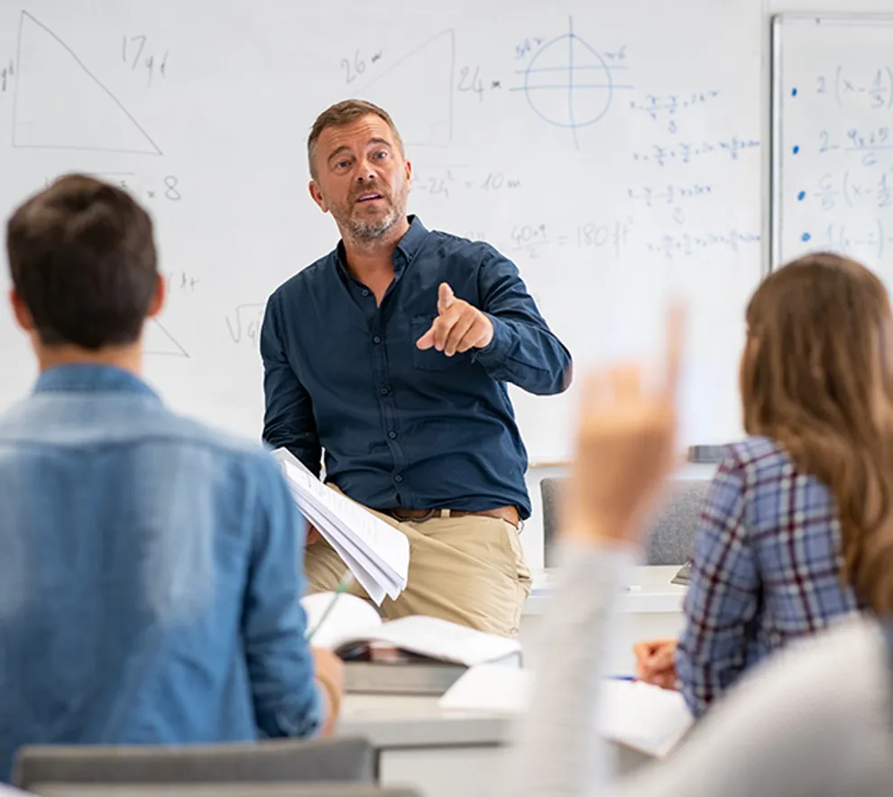 Foreleser som underviser studenter