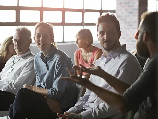 Personer som sitter sammen og prater