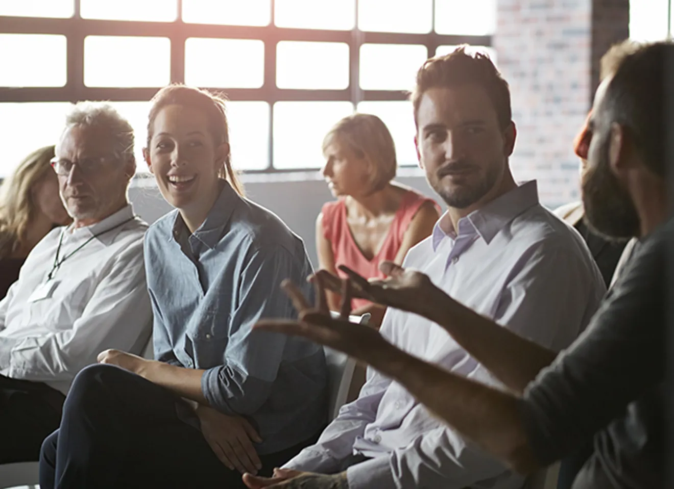 Personer som sitter sammen og prater