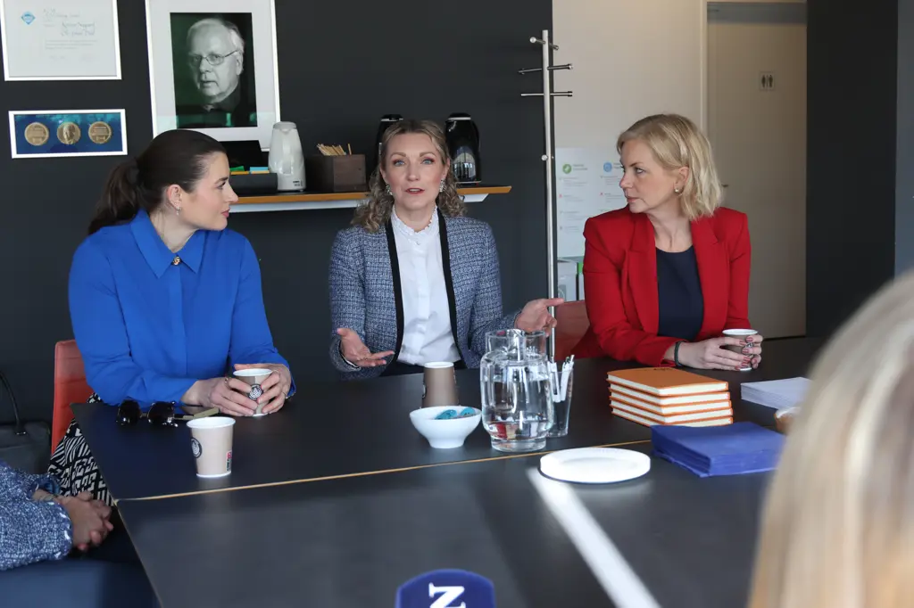 President Elisabet Haugsbø, statsråd Karianne Tung og statsråd Sigrun Aasland, prater sammen