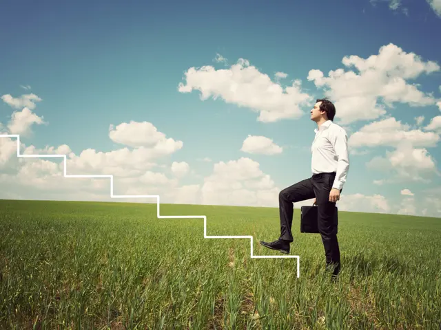Illustrasjonsbilde av en mann på en grønn eng med en tegning av en karrierestige