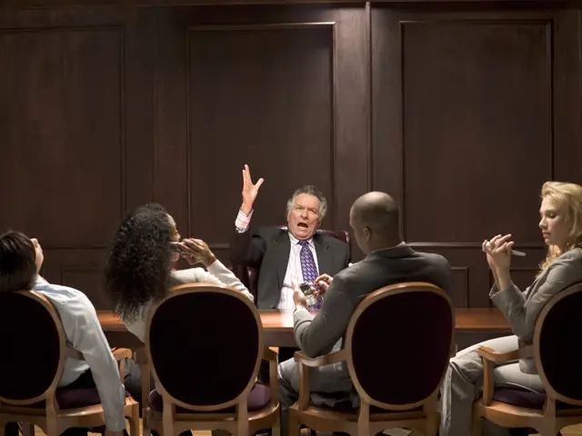 Illustrasjonsbilde av et møte i et mørkt møterom med en eldre leder som gestikulerer veldig engasjert