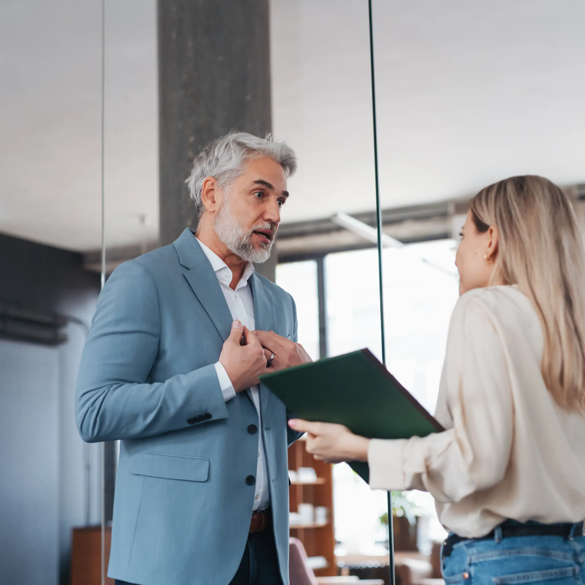 sjef og ansatt diskuterer