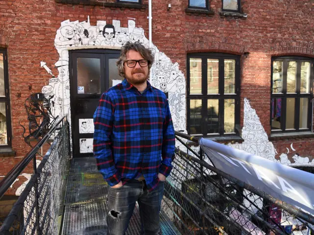 Mann i rutete skjorte ute