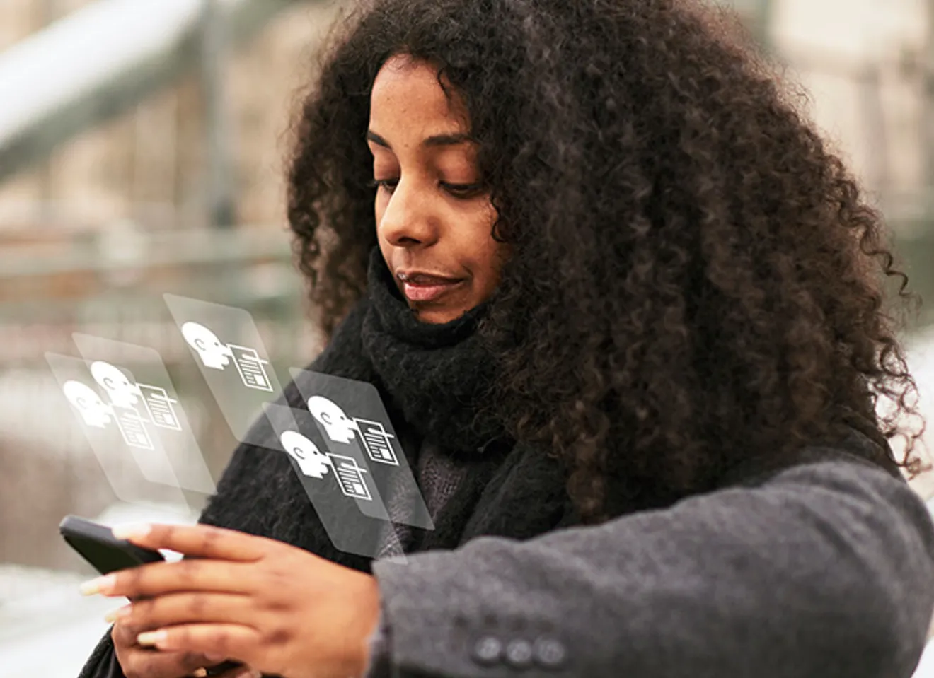 Jente som bruker mobil