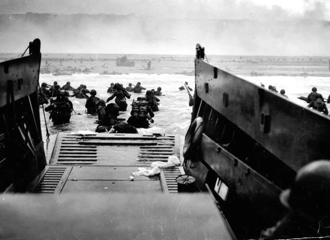 Soldater forlater båtene for å gå i land ved Omaha Beach