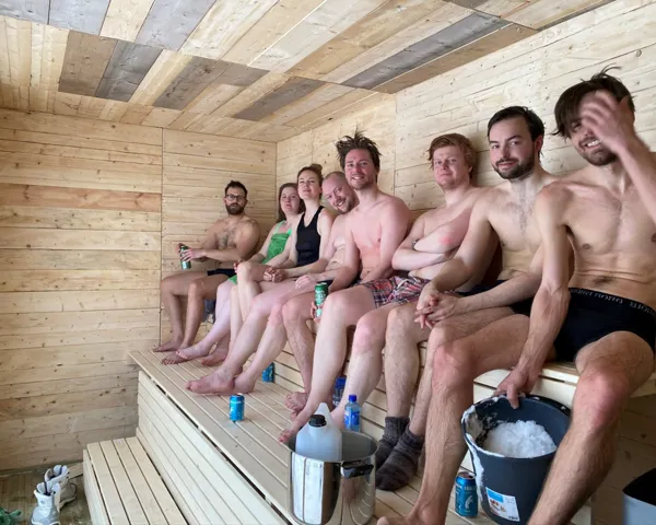2 kvinner og 6 menn i en badstue