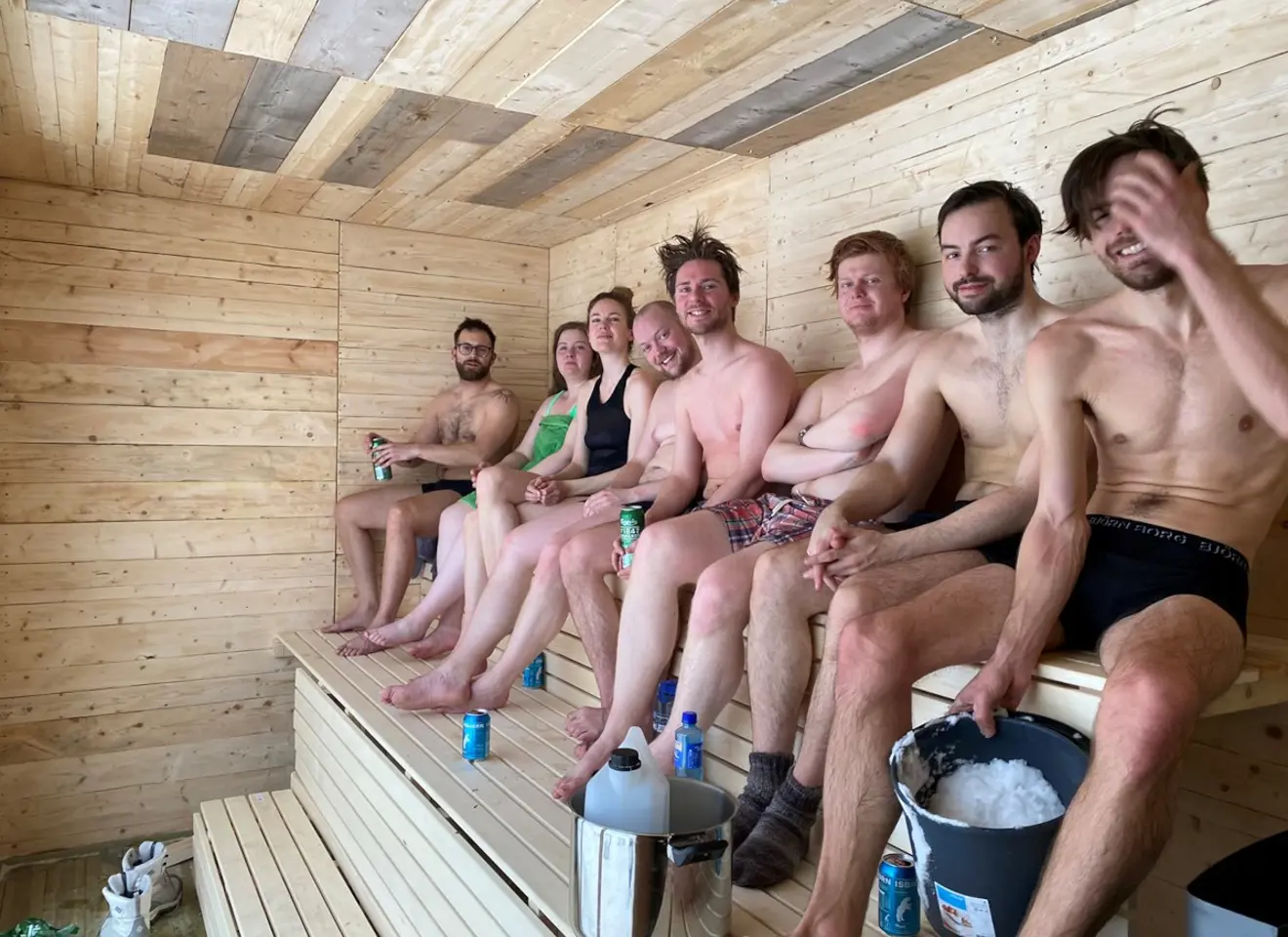 2 kvinner og 6 menn i en badstue