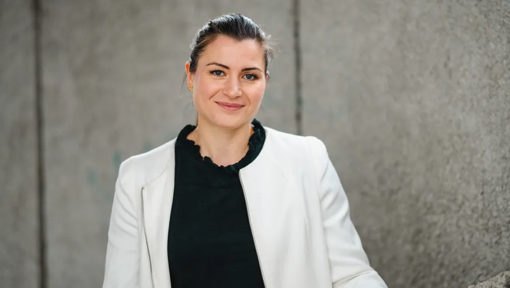 President Elisabet haugsbø med svart genser og hvit jakke, smiler