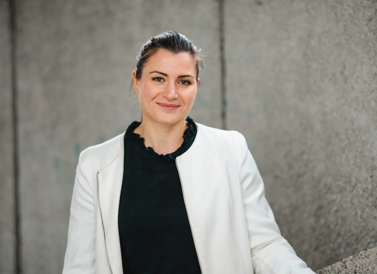 President Elisabet haugsbø med svart genser og hvit jakke, smiler