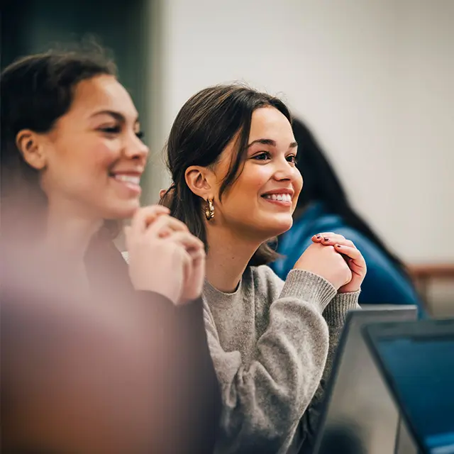 Ung kvinne som smiler