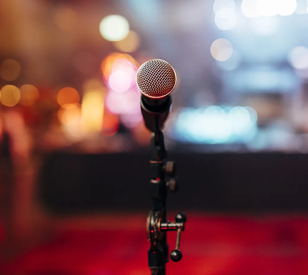Mikrofon som står klar på en lyssatt scene