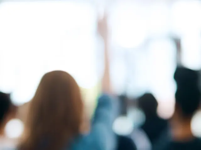 Illustrasjonsbilde av folk som rekker opp hender for å avstemme