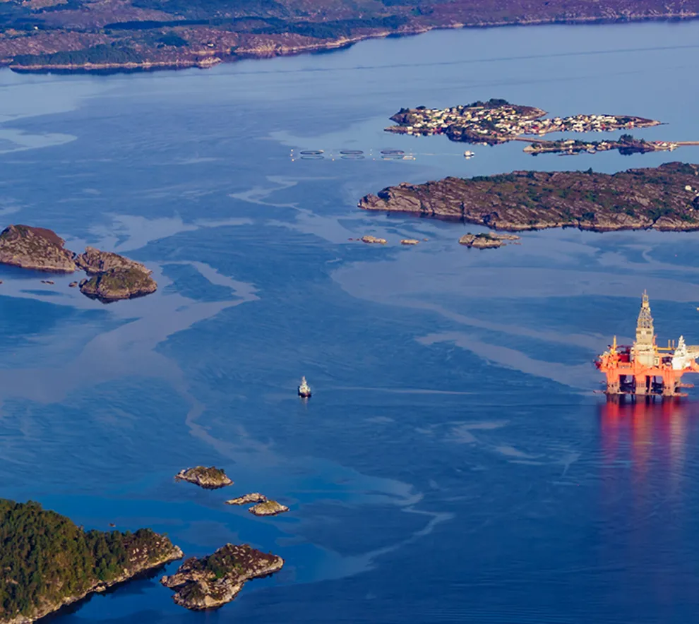 Oljeplattform i fjord i Norge