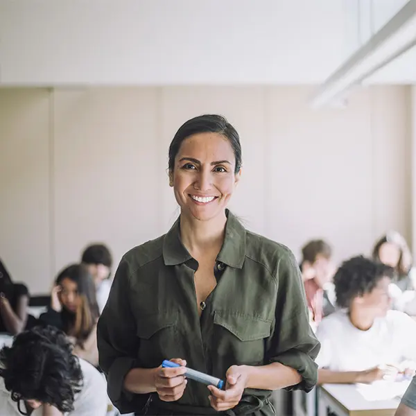 Kvinnelig lærer i klasserom