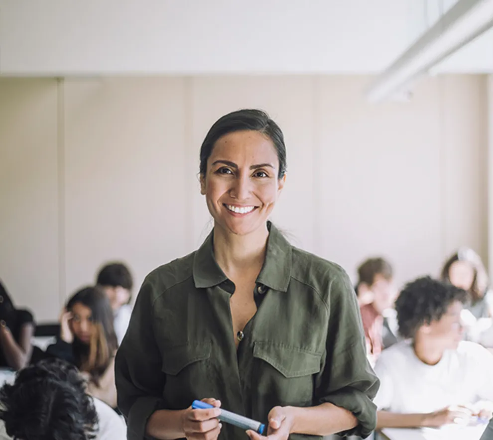 Kvinnelig lærer i klasserom