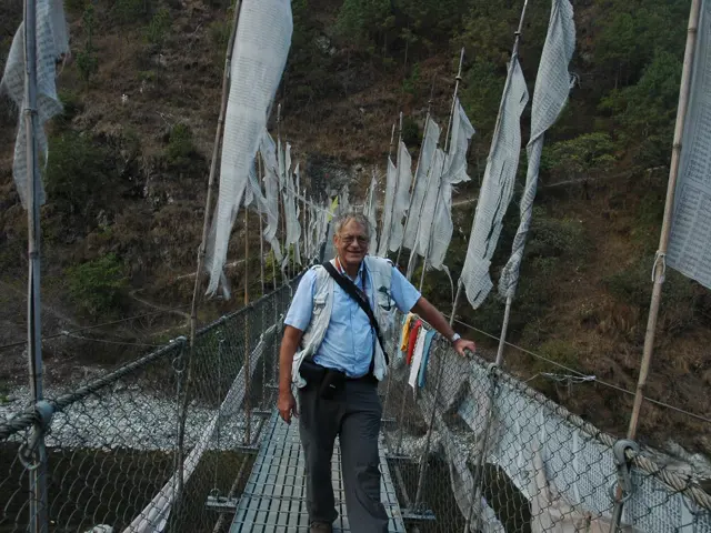 Roti på en hengebru i Bhutan
