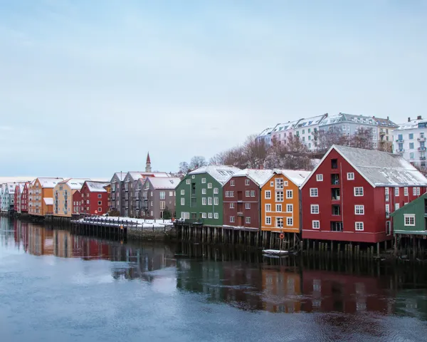 Gamle fargerike hus langs kaia og havet i Trondheim
