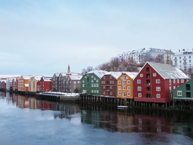Gamle fargerike hus langs kaia og havet i Trondheim