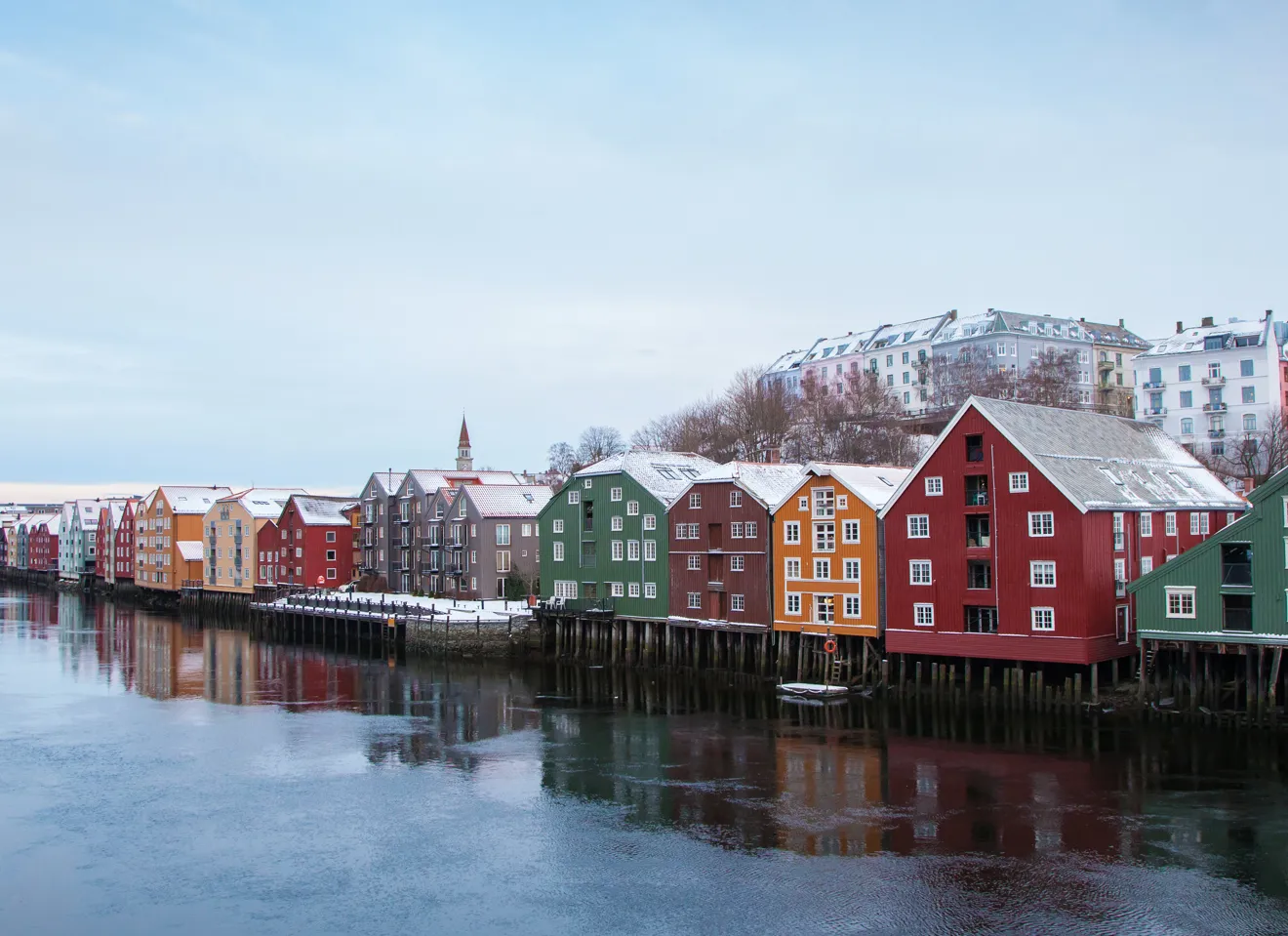 Gamle fargerike hus langs kaia og havet i Trondheim