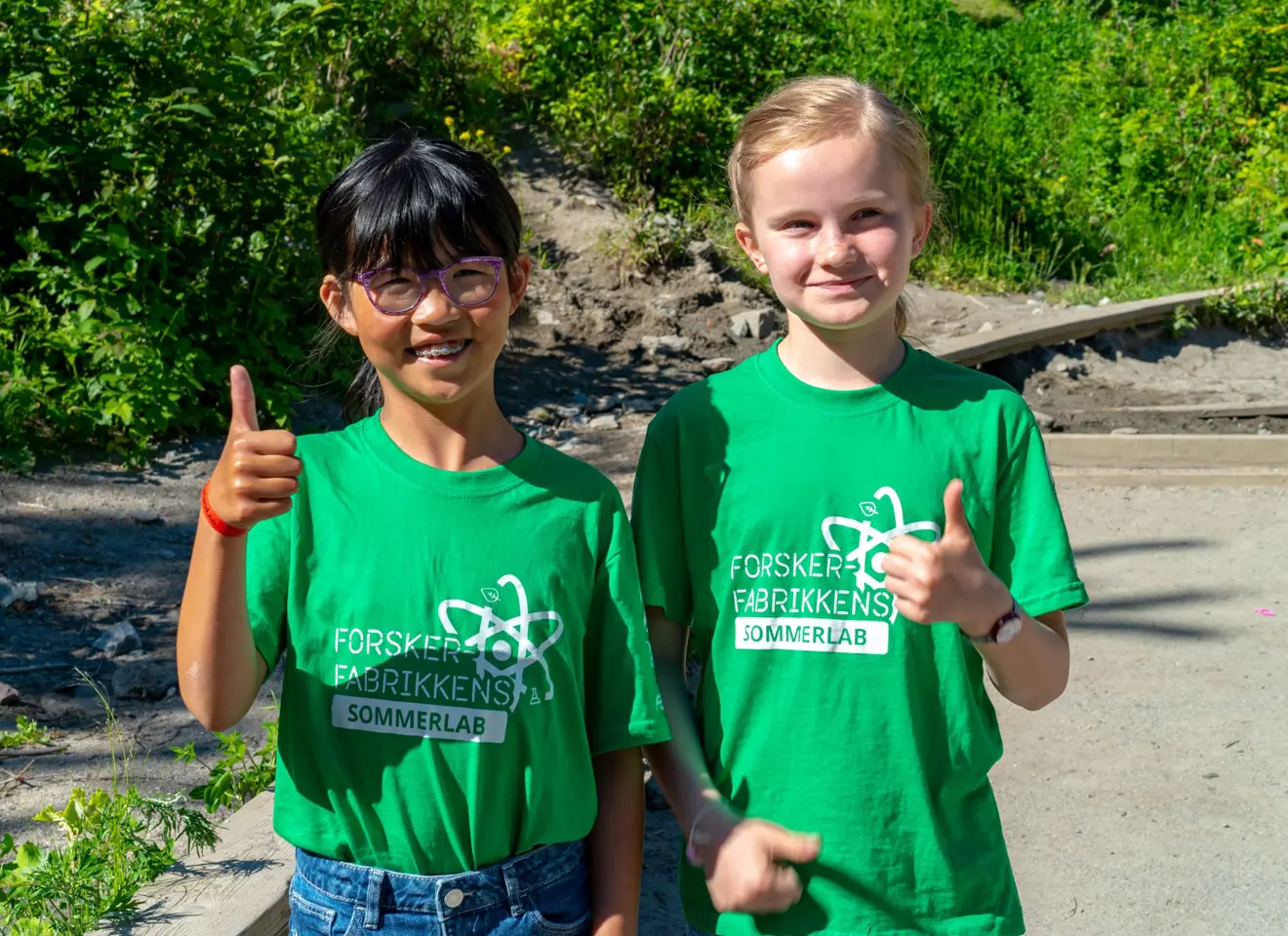 To jenter med grønn T-skjorte