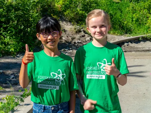 To jenter med grønn T-skjorte