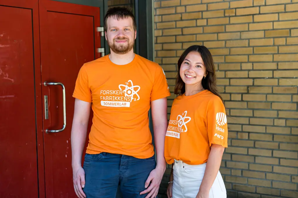 To studenter i oransje T-skjorte