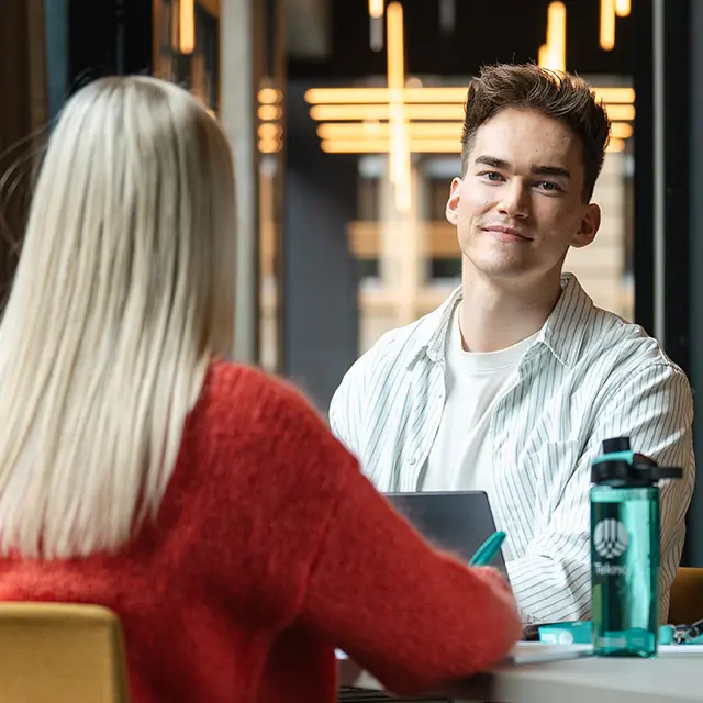 Studenter som studerer ved samme bord