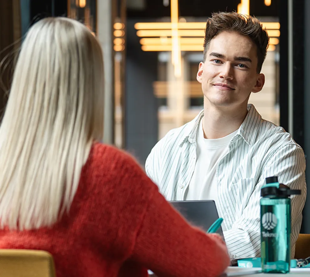 Studenter som studerer ved samme bord
