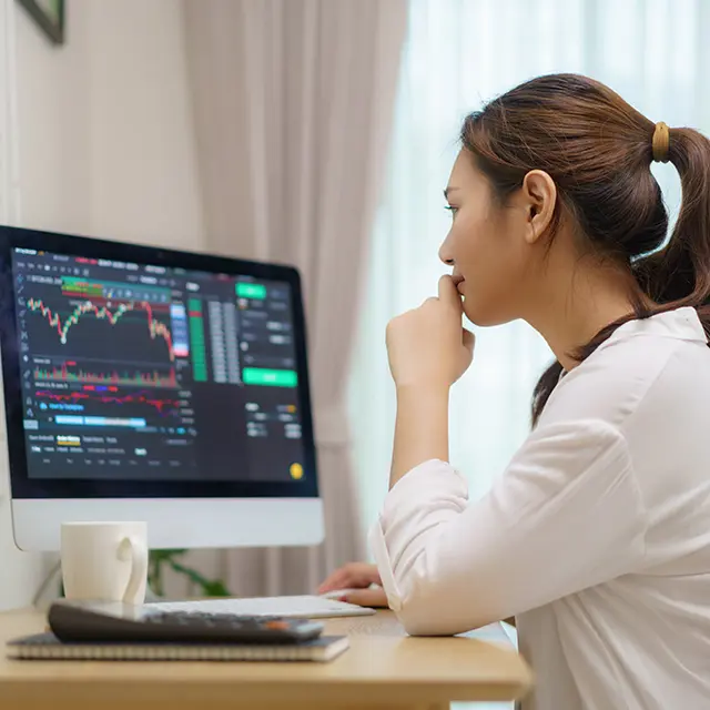 jente som analyserer tall