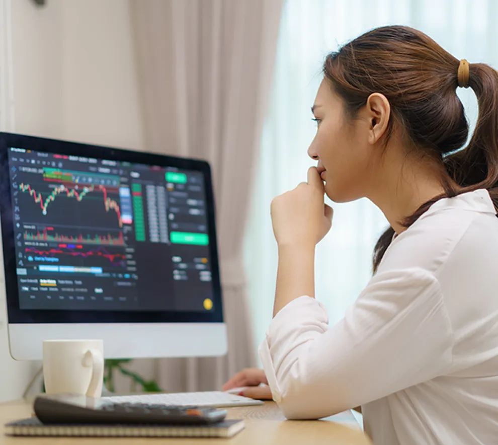 jente som analyserer tall